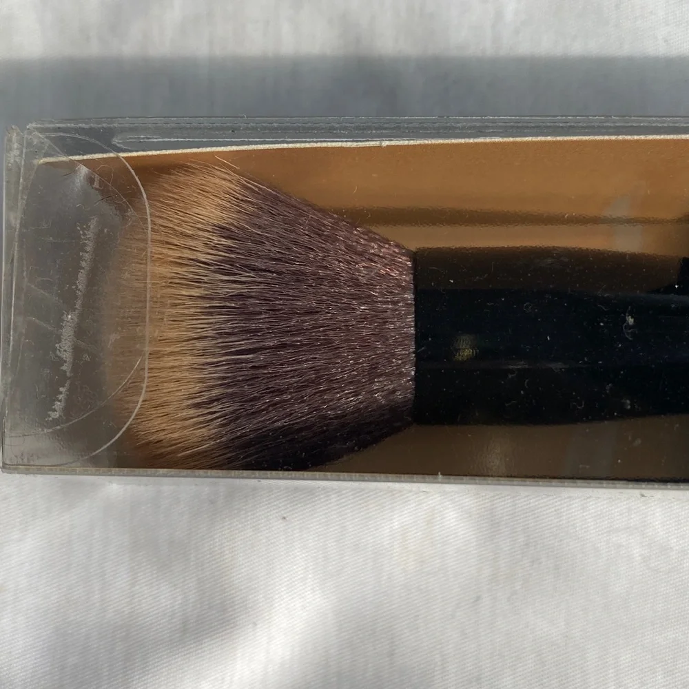 NEW Smashbox Camera Ready Blurring Foundation Brush - Picture 2 of 5